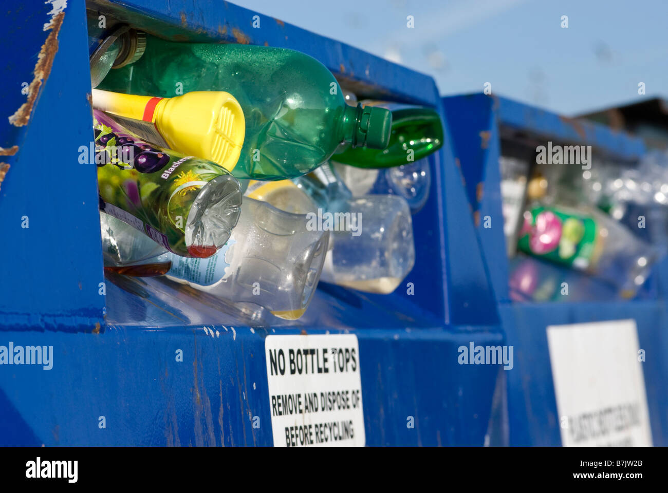 Riciclare bottiglie di banca pieno di bottiglie di plastica. Foto Stock