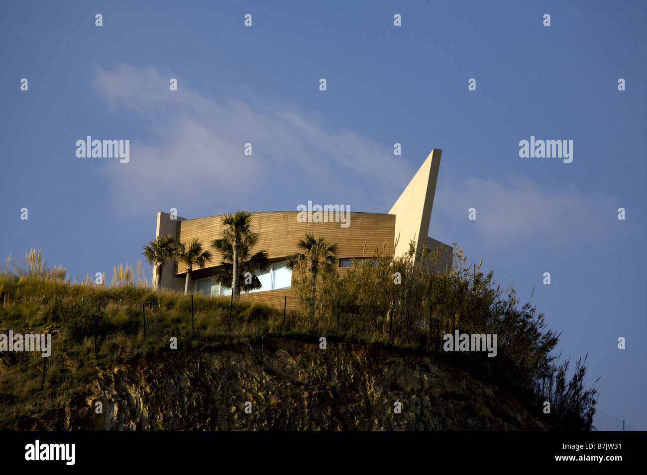 Ultra moderno spazio casa di età su di una collina che si affaccia sulla spiaggia, Carvajal, Fuengirola, Costa del Sol, Spagna Foto Stock