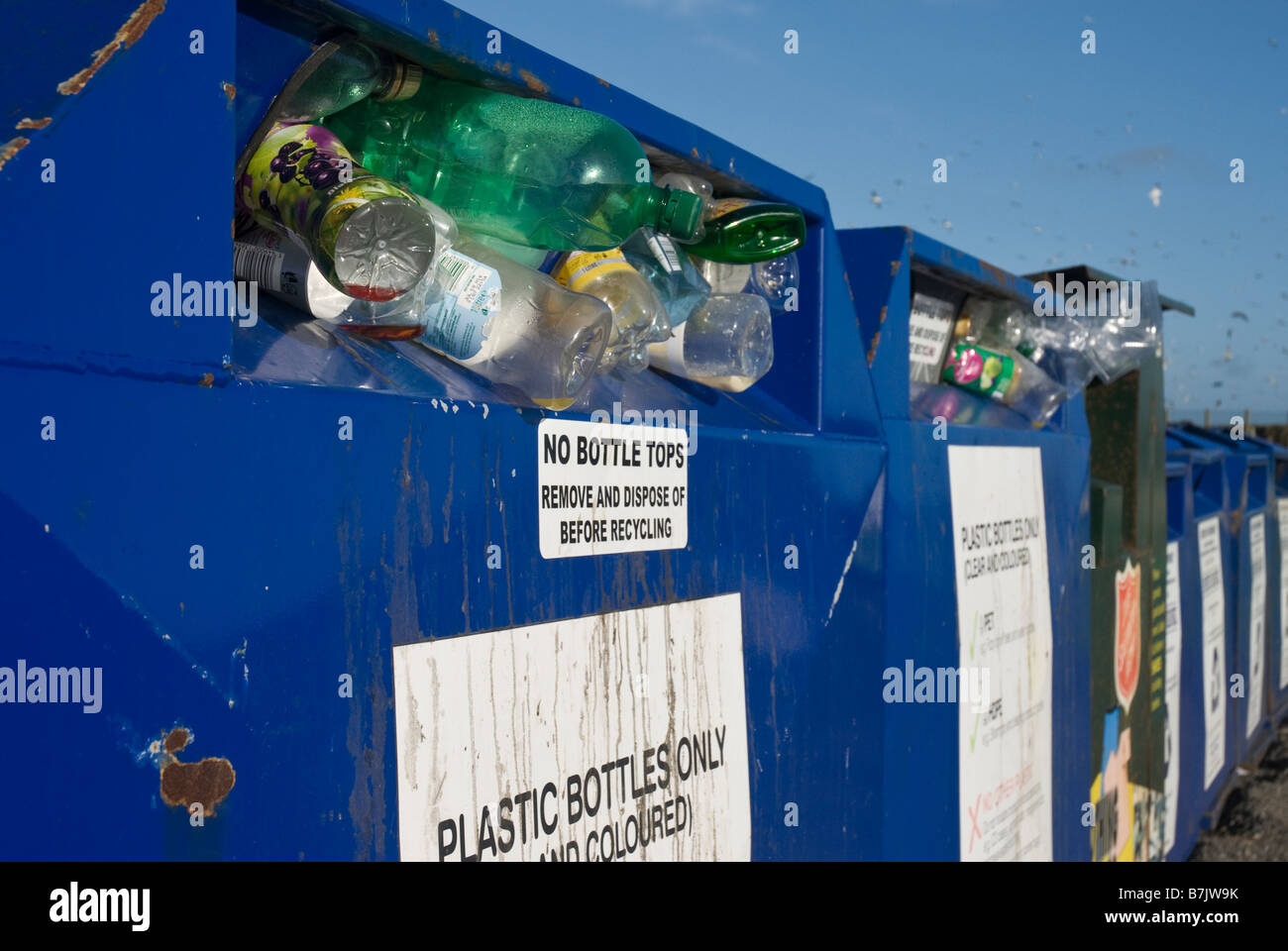 Riciclare bottiglie di banca pieno di bottiglie di plastica. Foto Stock