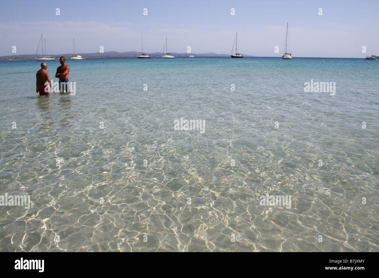 Due i vacanzieri in chat nel mediterraneo, l'isola di San Pietro, a sud ovest della Sardegna, Italia Foto Stock