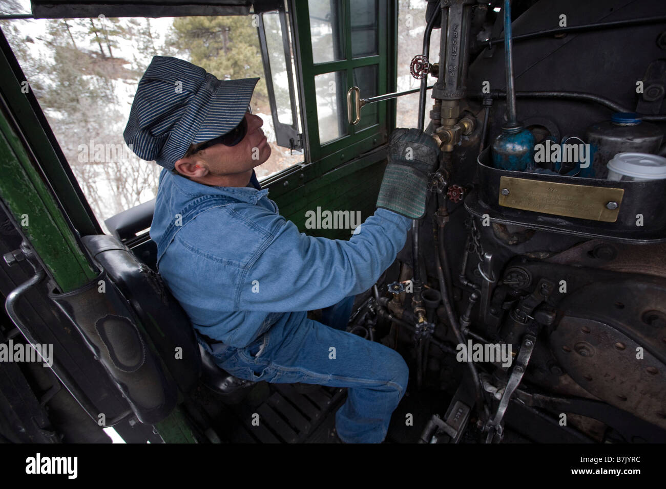 Fireman controlla gli indicatori in un vapore locomotiva a Durango Silverton Narrow Gauge Railroad, sudovest del Colorado Foto Stock