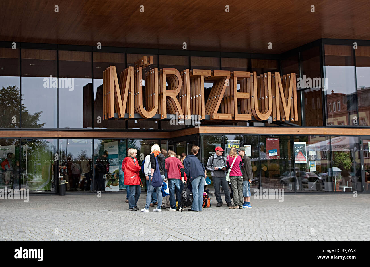 Gruppo di persone che vivono al di fuori di entrata al museo Muritzeum e acquario di attrazione turistica Waren Germania Foto Stock