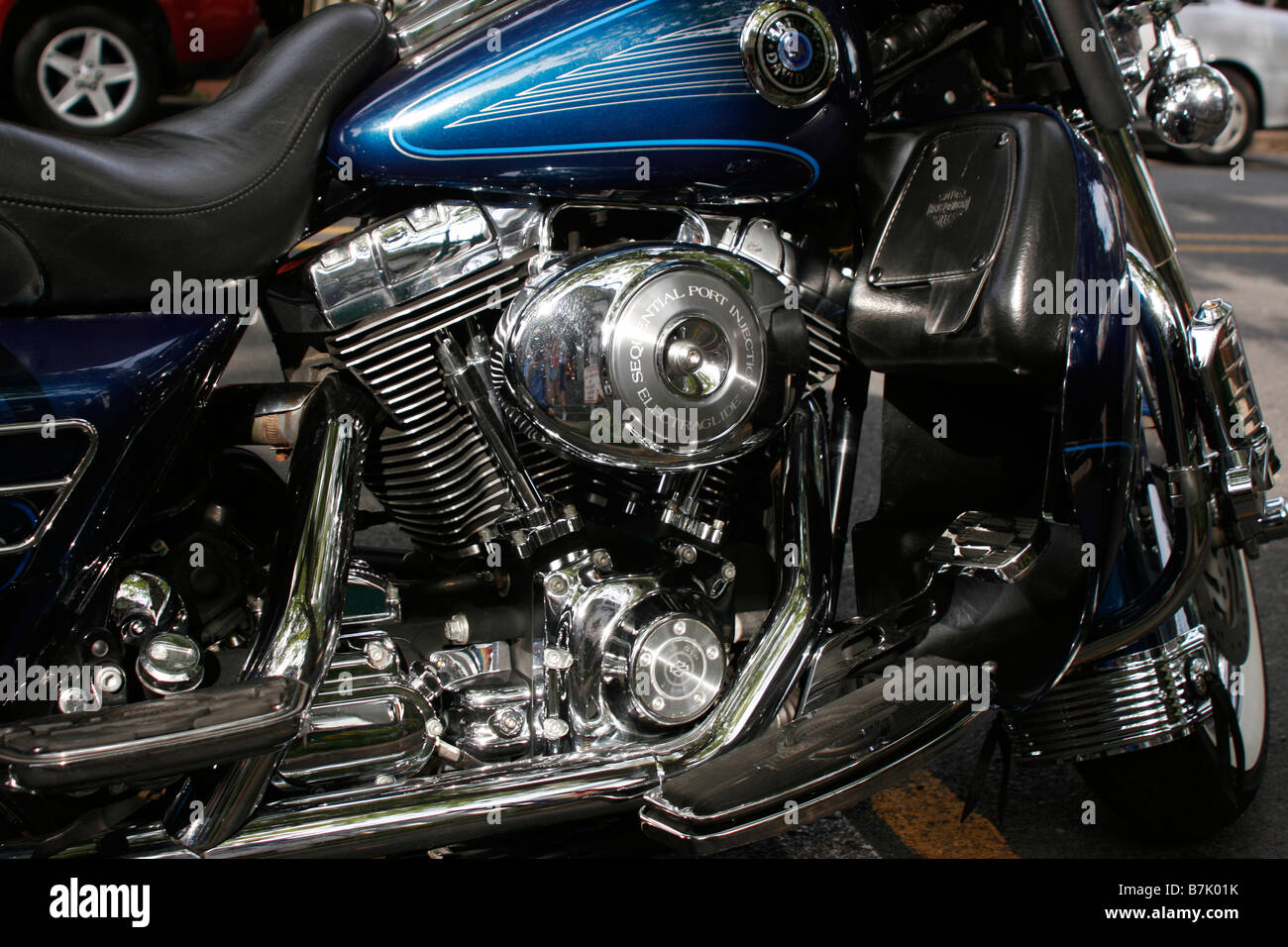 Primo piano di una motocicletta che mostra la sua cromo brillante il serbatoio di gas nei cilindri motore e parti. Foto Stock