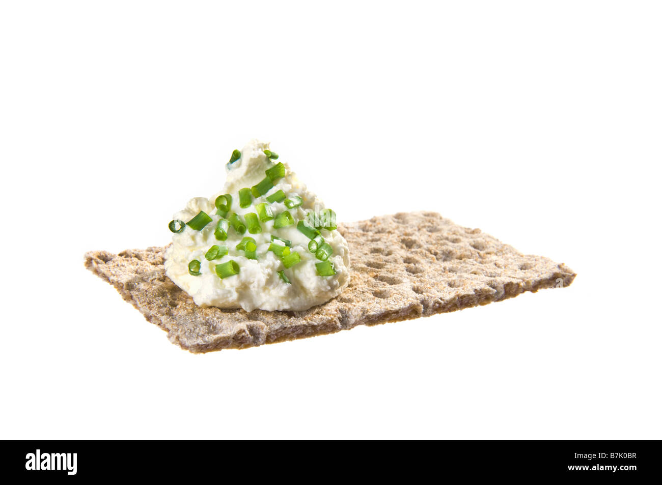 A basso contenuto di grassi alimentari luce buona crosta croccante pane quark ricotta lowfat cucumber slice di erba cipollina erba cipollina cive meno calorie snack dieta dip Foto Stock