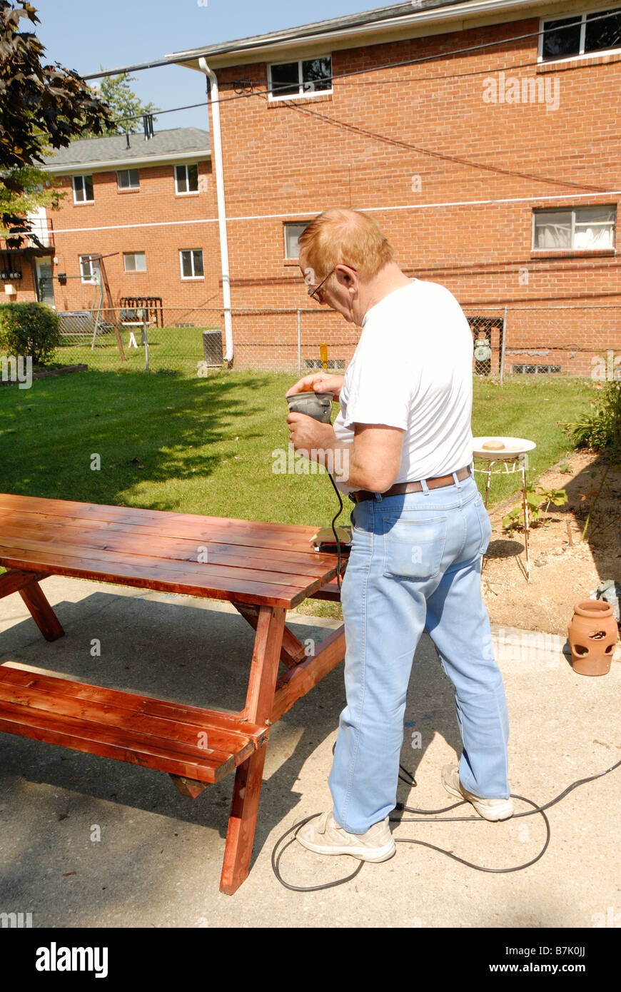 L'uomo resurfacing tavolo da picnic Foto Stock