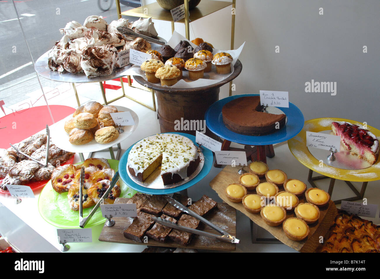 Un display di deliziosi dolci, panini e paste per la vendita pronto per essere consumato in un deli gastronomiche del ristorante. Foto Stock