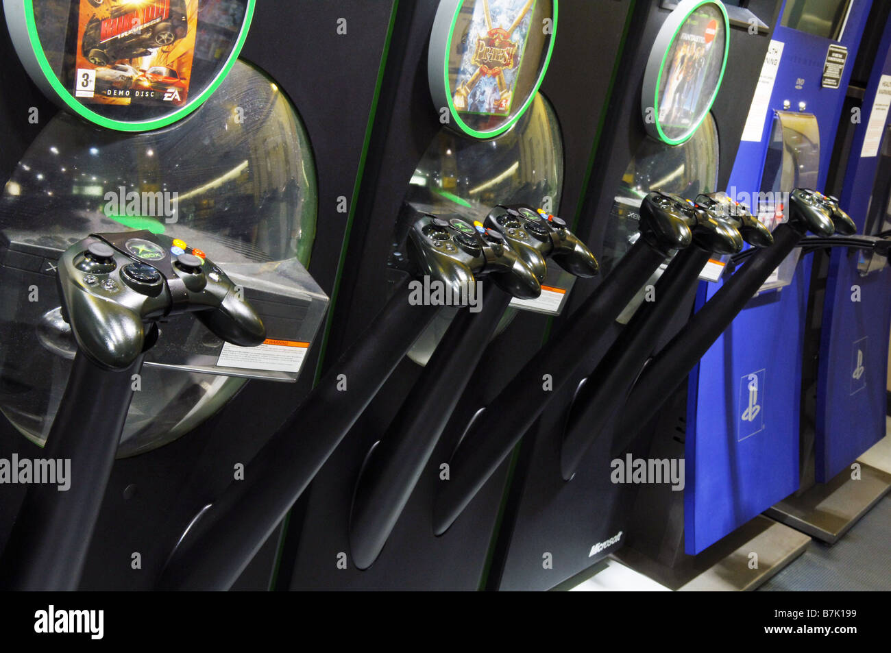 Una fila di piazzole di gioia gioia bastoni in HMV per consentire ai potenziali clienti di provare i nostri nuovi giochi per computer. Foto Stock