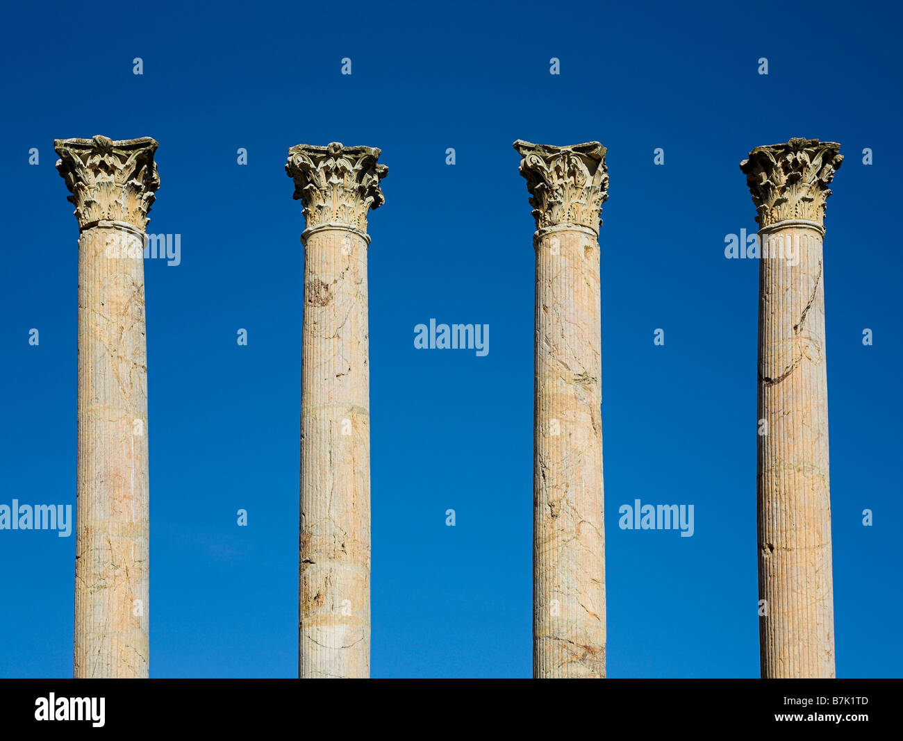 Quattro colonne al Campidoglio. Thuburbo Majus, Tell, Tunisia. Foto Stock
