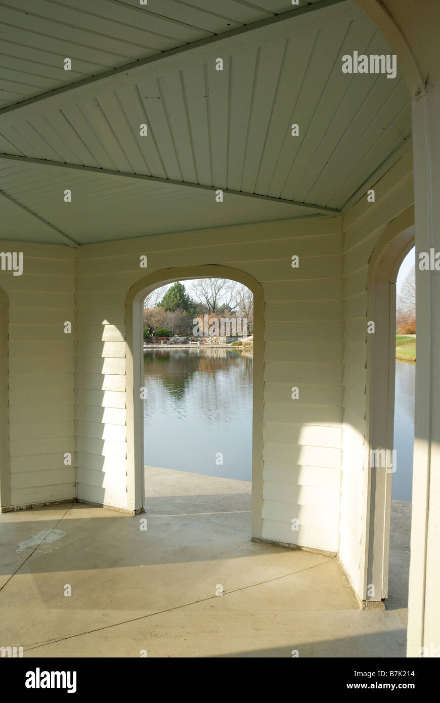 Porte interne di gazebo su un laghetto Foto Stock