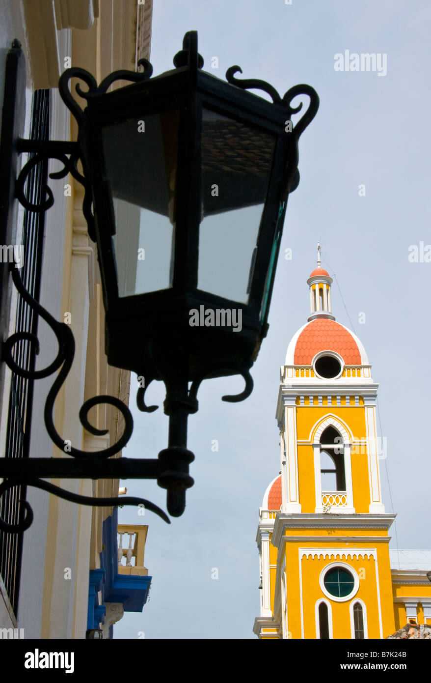 Colonial Granada architettura, il campanile della cattedrale e Hotel La Gran lampada Francia Foto Stock