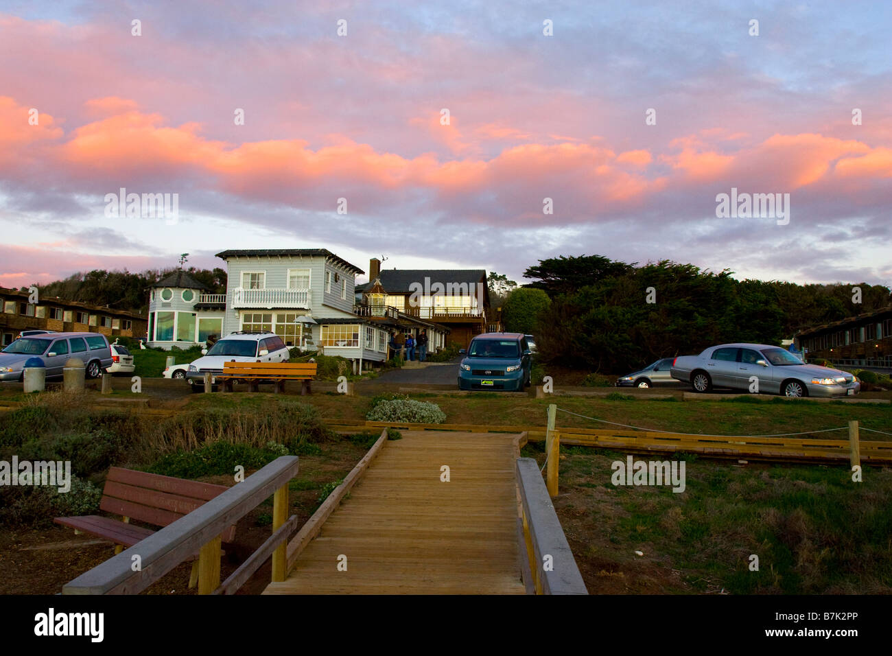 Tramonto su locande e ristoranti sulla spiaggia Moonstone Foto Stock