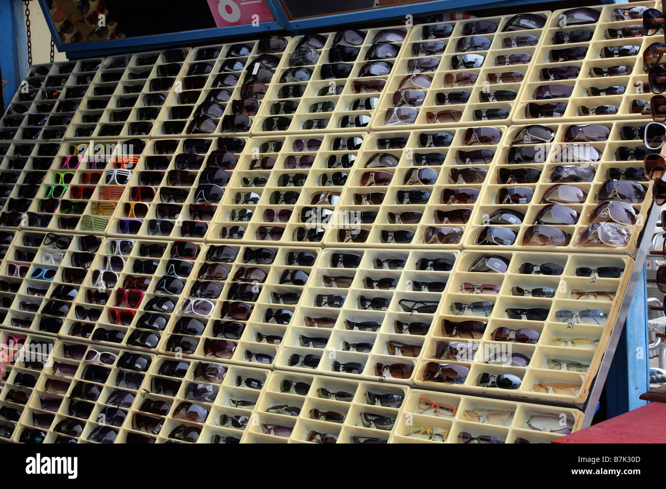 Occhiali da sole contraffatti in vendita presso la spiaggia di Venezia, la Foto Stock