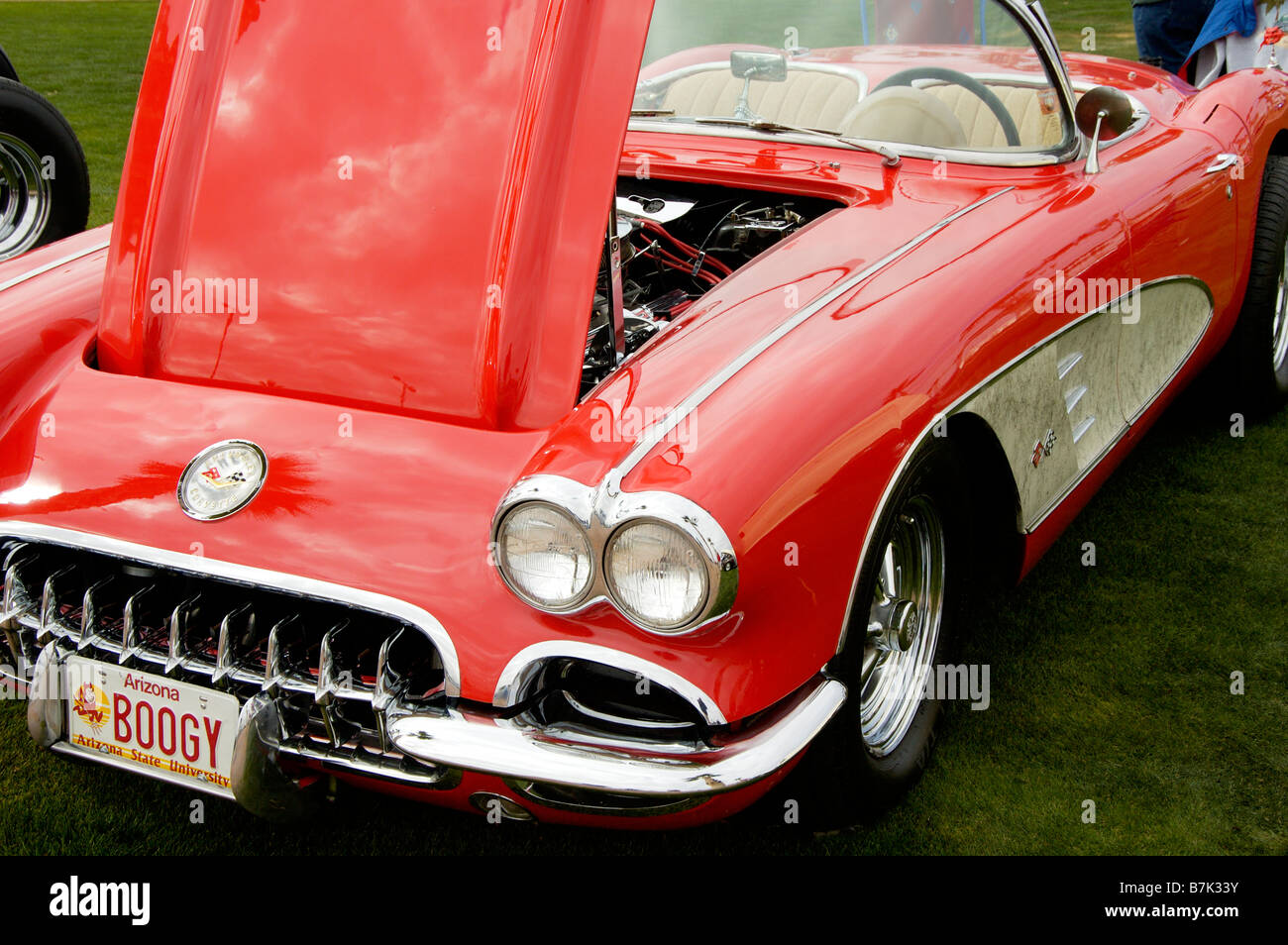 1960 red Corvette Convertibile sul visualizzatore in corrispondenza di un car show in Arizona inverno 2007 Foto Stock