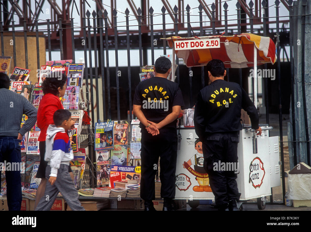 Hot Dog stand, hot dog vendor, fornitori vendono hot dogs, Aeroporto Internazionale Jorge Chavez di Lima, Provincia di Lima, Perù, Sud America Foto Stock