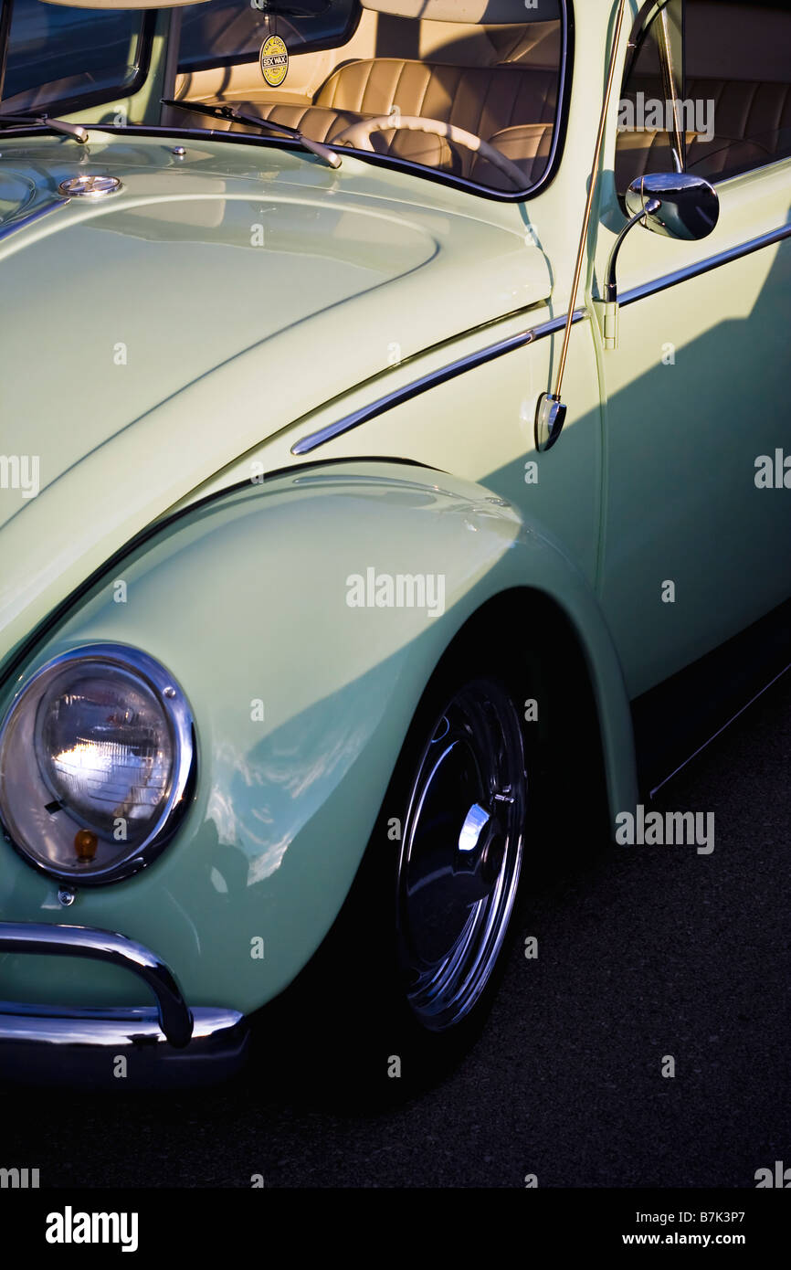 Estremità anteriore di un vintage VW bug / beetle nella luce della sera. Foto Stock