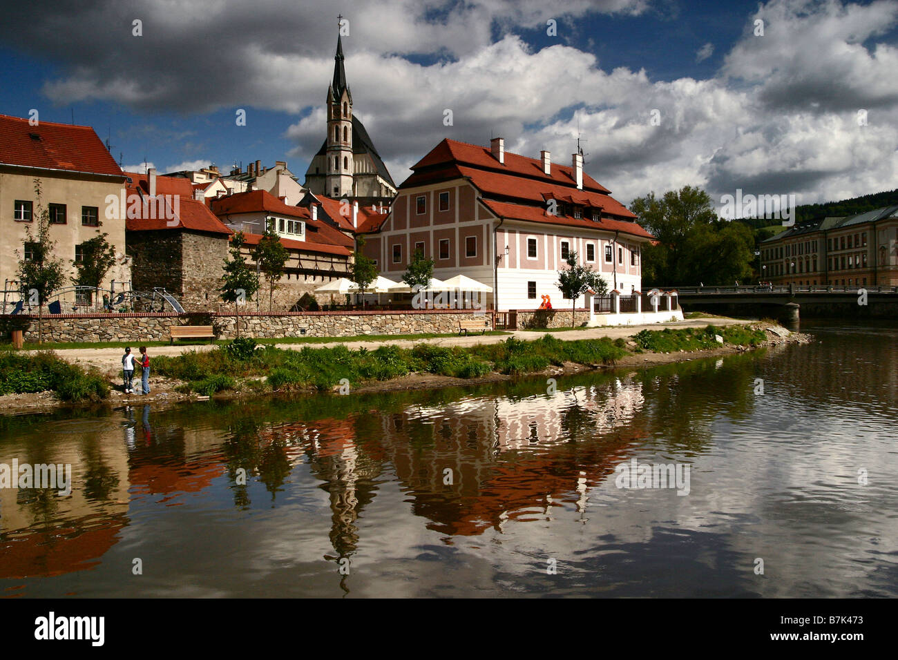 San Vito chiesa edificio e riflessi nel fiume Moldava a Cesky Krumlov, villaggio della Boemia in Repubblica Ceca Foto Stock