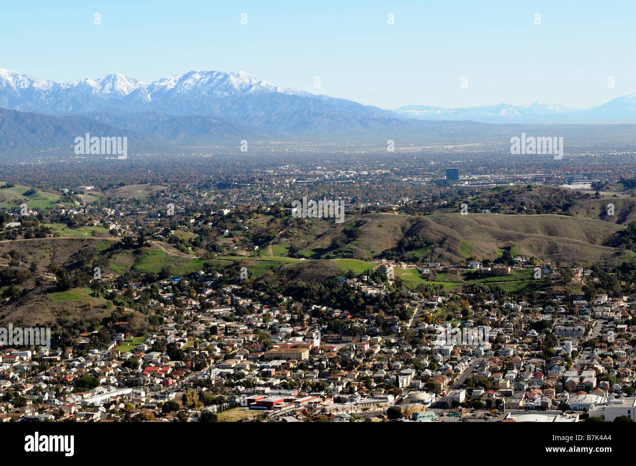 Vista aerea di los angeles la proliferazione urbana e san Bernardino montagne sullo sfondo della california di sfondo Foto Stock