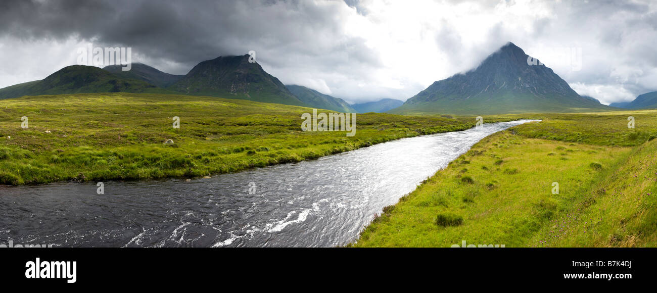 Una vista panoramica con Stob un Ghlais Choire, Stob Dearg e il fiume Etive nel Pass di Glencoe, Highland, Scozia Foto Stock