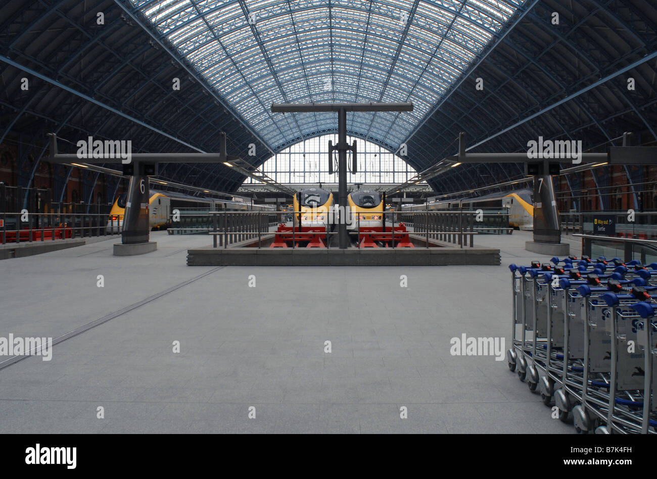I treni Eurostar nel deserto di St Pancras International stazione ferroviaria di Londra, Inghilterra. Foto Stock