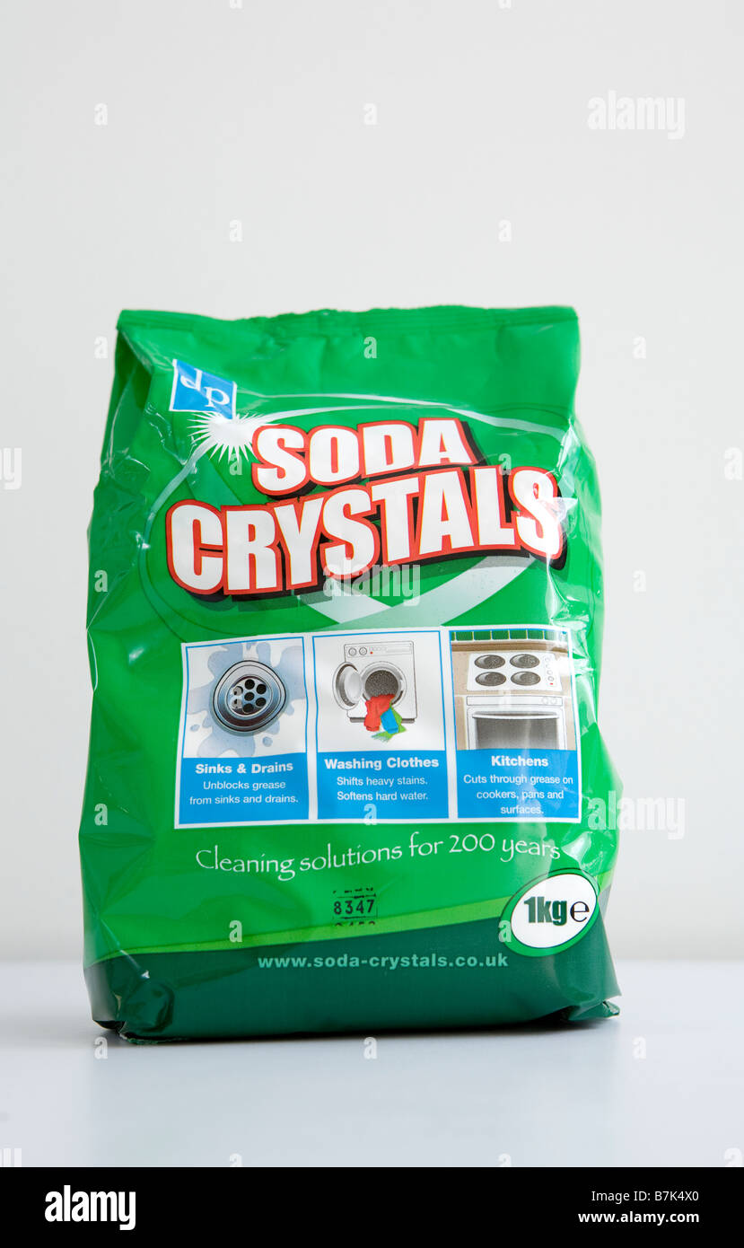 Sacchetto di cristalli di soda su fondo bianco Foto stock - Alamy