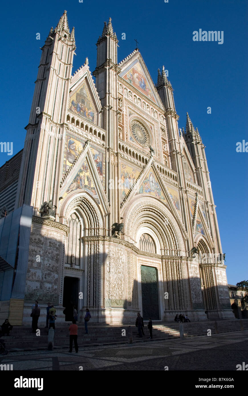 La facciata della cattedrale di Orvieto Foto Stock