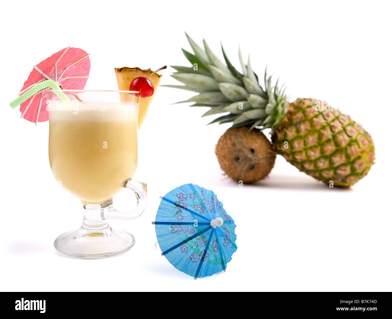 La Pina Colada Cocktail isolato su bianco Foto Stock