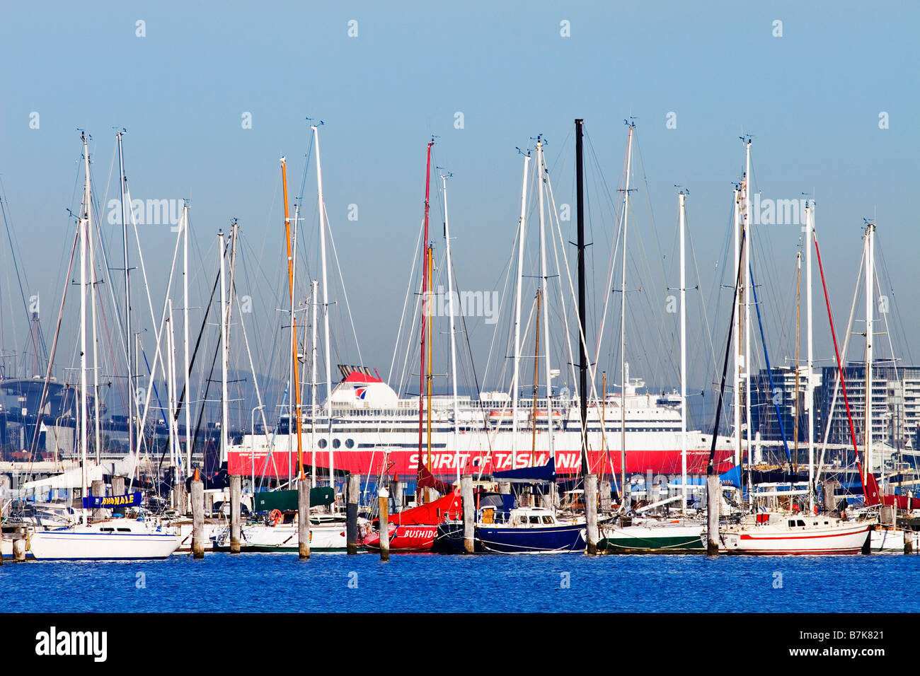 Traghetto passeggeri e yacht ancorati in Port Phillip Bay.Melbourne Victoria Australia Foto Stock