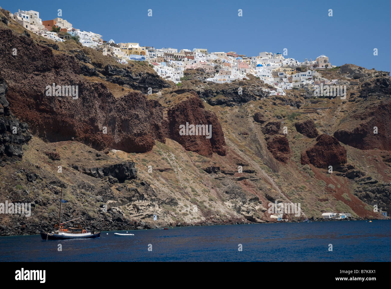 Grecia SANTORINI, Oia. La cittadina di Oia posatoi sulla scogliera a Amoudi Bay. Foto Stock