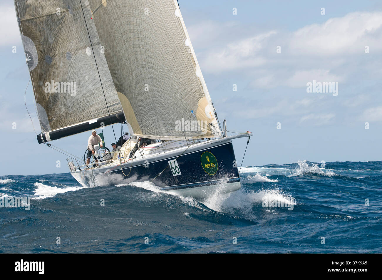 Racing yacht off il Porto di Sydney Sydney Australia Foto Stock