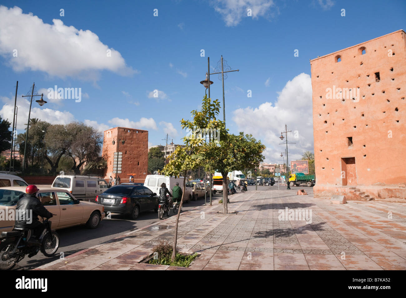 Marrakech marocco Nord Africa Bab Larissa città porta d ingresso con il traffico all'interno della Medina pareti Foto Stock