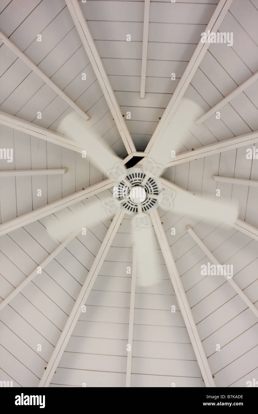 Interno della sala gazebo con ventola di raffreddamento Foto Stock