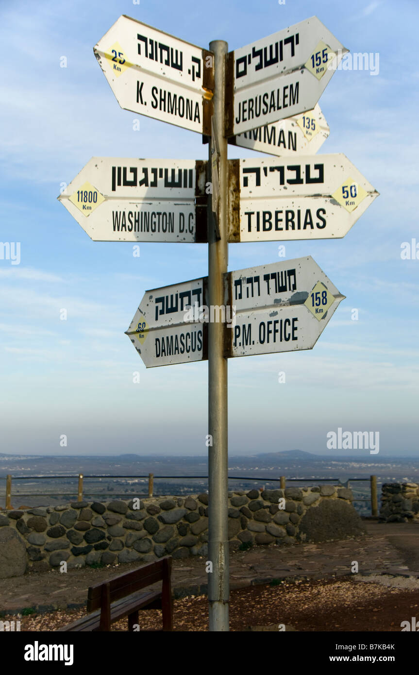 Un segno che indica la direzione e la distanza per vari luoghi situati sulla sommità del monte Bental nel Golan Israele Foto Stock