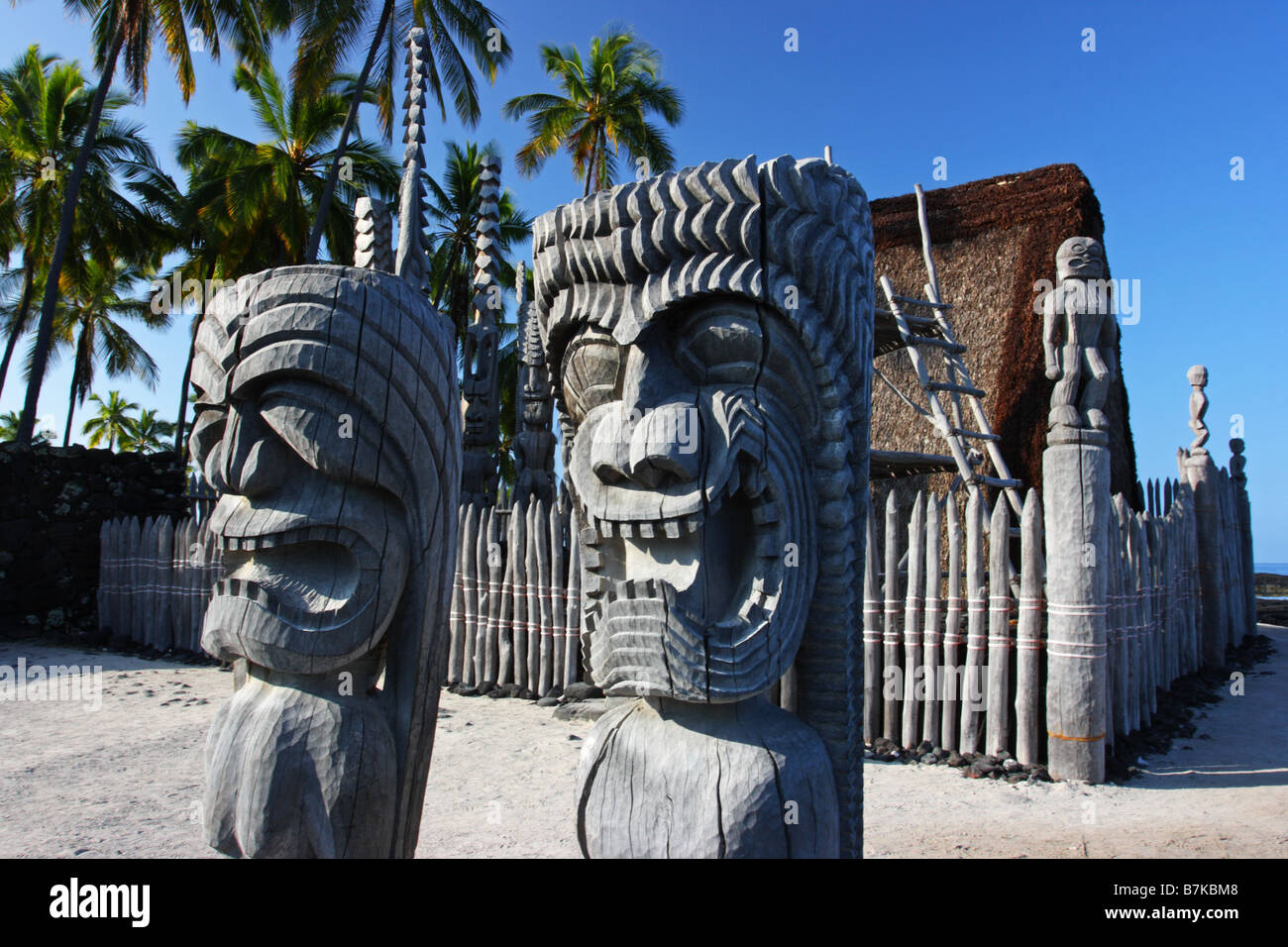 Tradizionale Hawaiiano statua in legno. Pu'uhonua Honaunau rifugio sulla Big Island. Isola di Hawaii USA Foto Stock