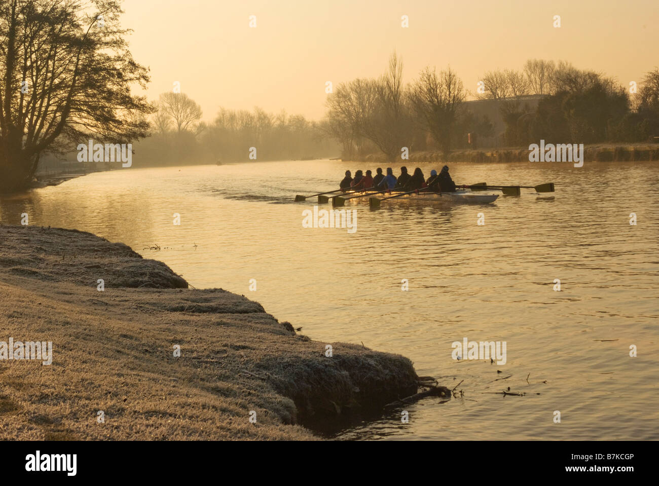 La mattina presto i canottieri lungo il fiume Tamigi, Oxford Foto Stock