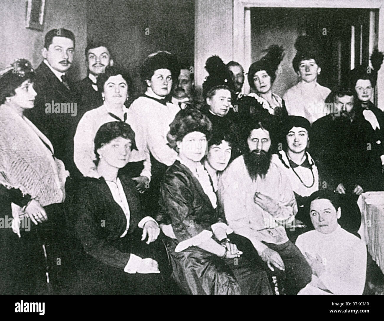 GRIGORI RASPUTIN Russo leader religiosi 1871-1916 con un gruppo di ammiratori. Foto: Karl Bulla Foto Stock