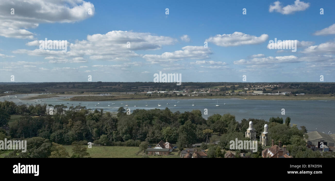Visualizza ultimi ruderi di Robert Adams's Mistley Towers su fiume Stour a Suffolk Foto Stock