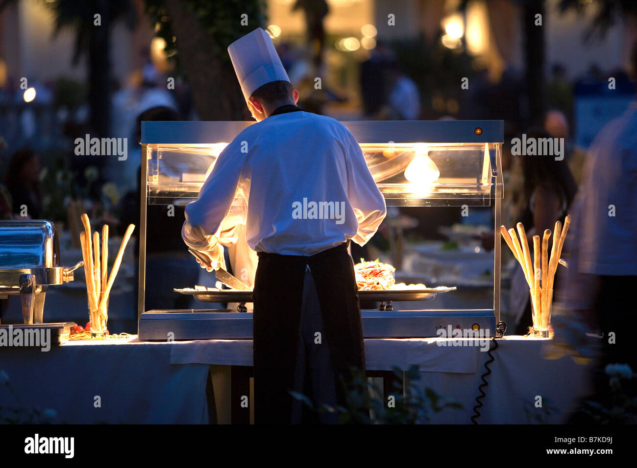 Lo chef serve cibo Foto Stock