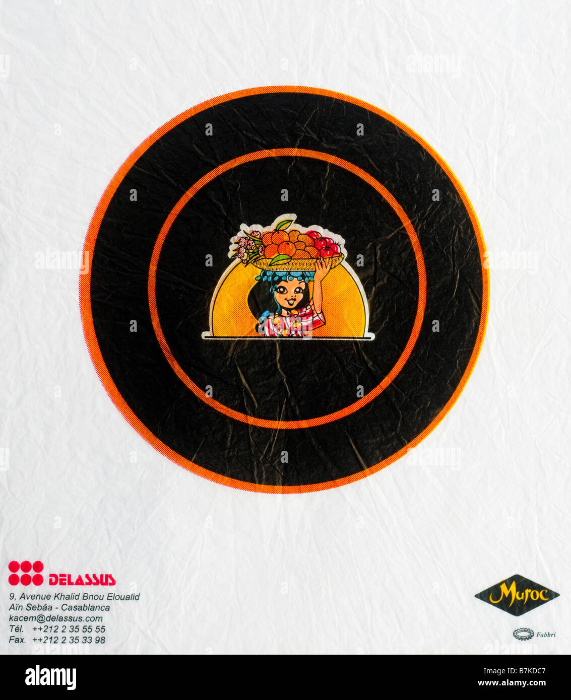 Figurati stampato / agrumi wrapper da Marocco - ragazza che porta un cesto di frutta sulla testa illustrazione su carta velina. Foto Stock