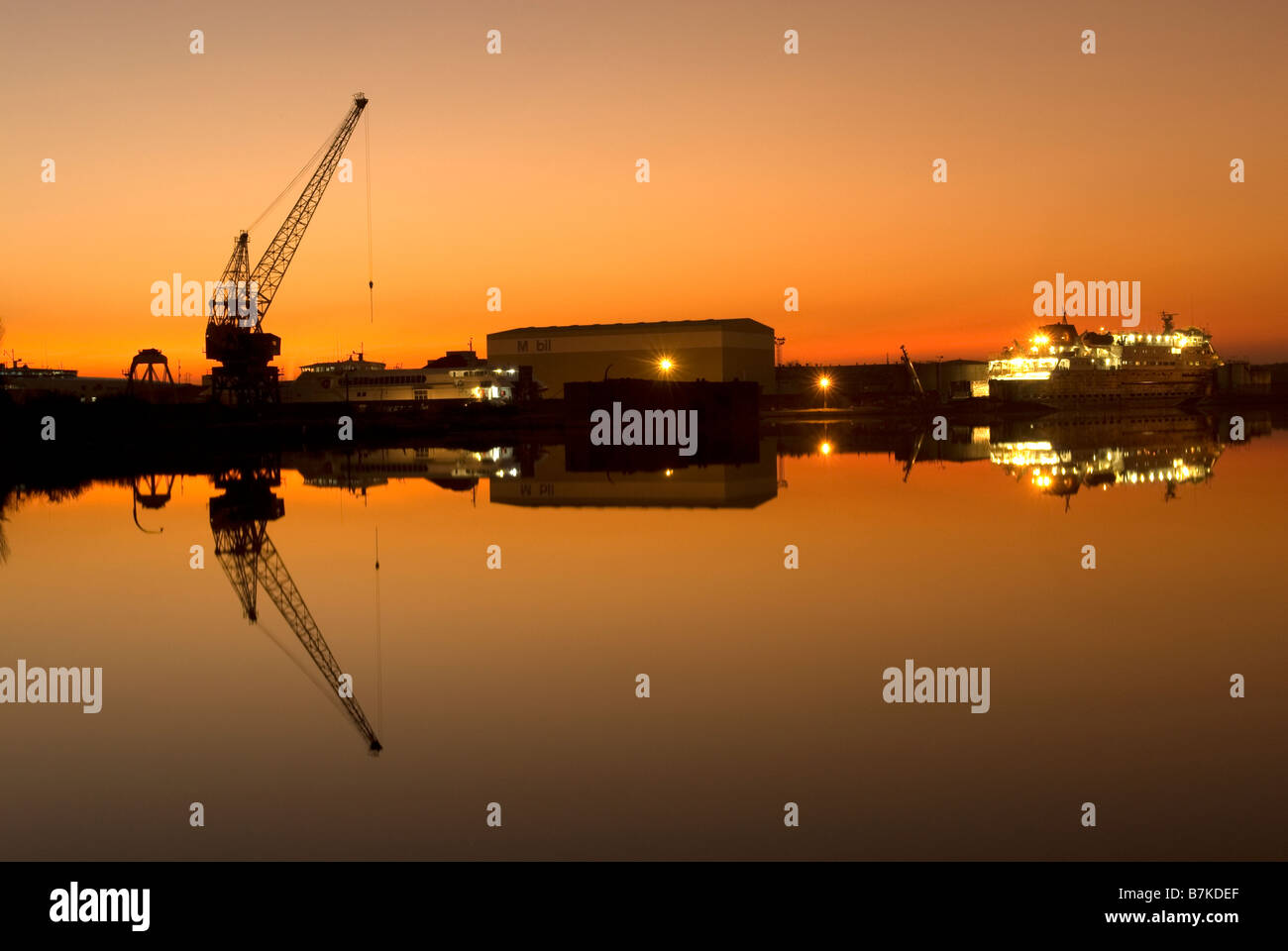 Tramonto sulla Docklands con gru Foto Stock