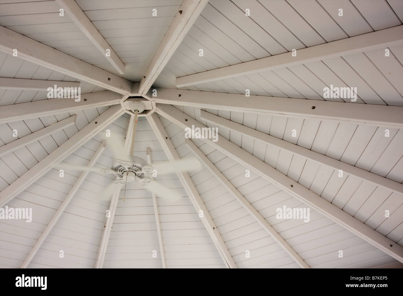 Interno della sala gazebo con ventola di raffreddamento Foto Stock