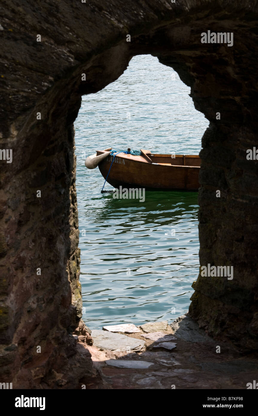 Una barca che fa capolino attraverso una finestra a Dartmouth Castle , Devon Foto Stock