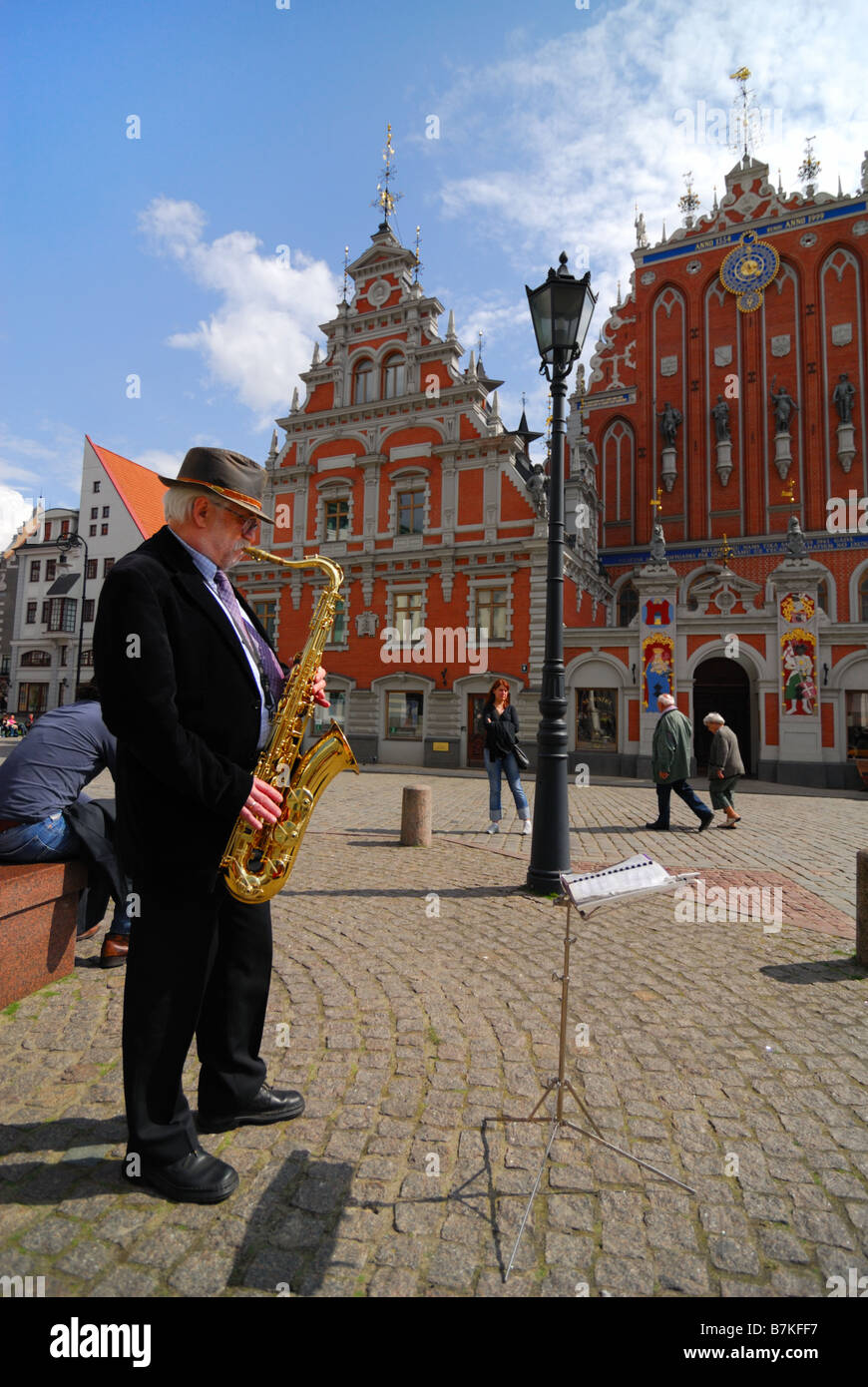 Street sassofonista, Vecriga, la città vecchia di Riga, Lettonia Foto Stock