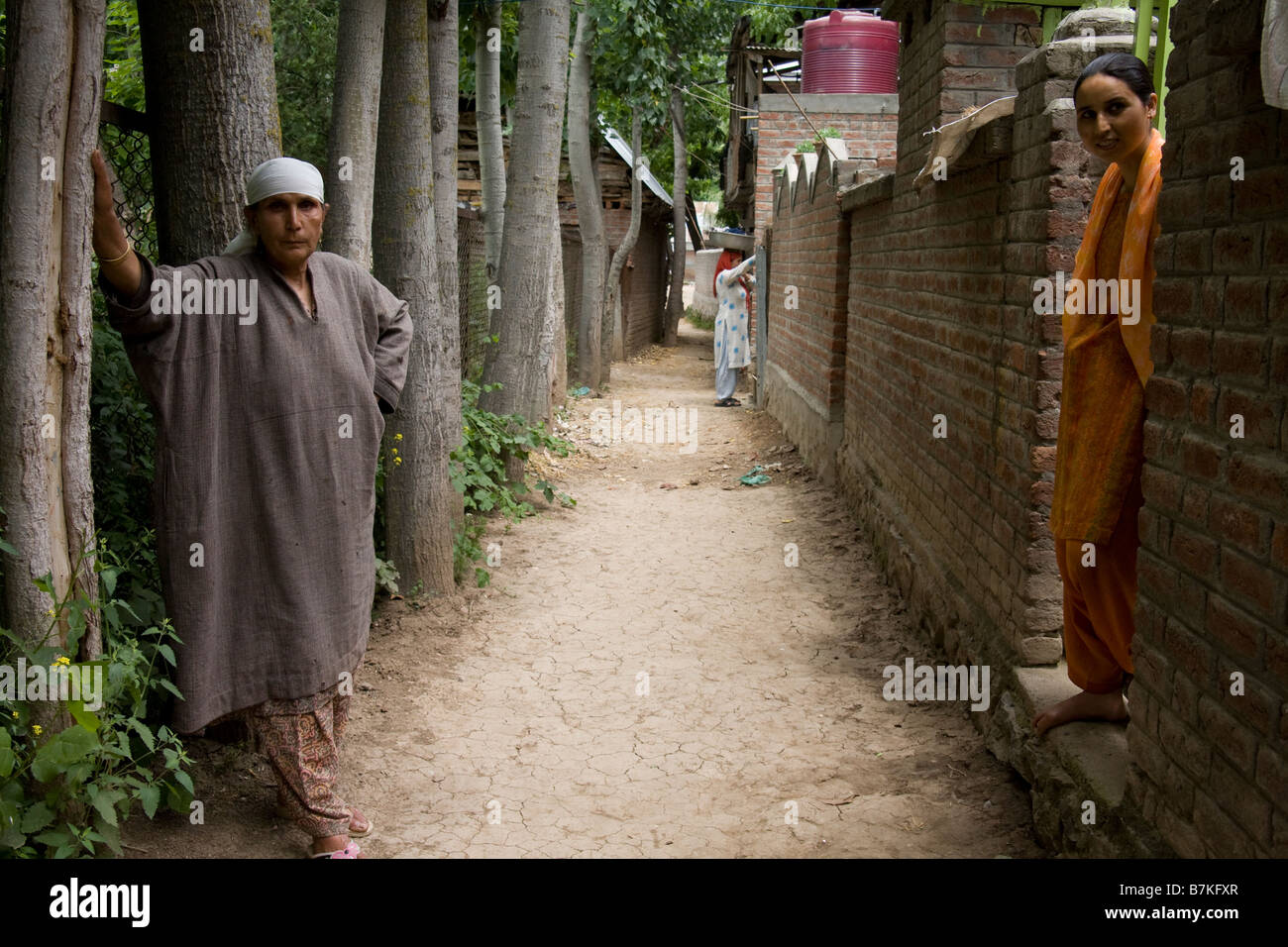 India Kashmir Valley Village e donne locali Foto Stock