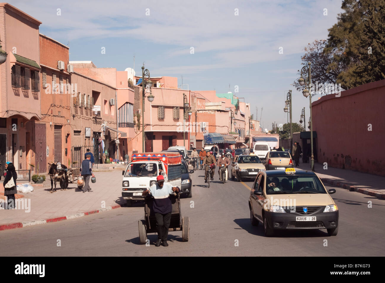Tipica marocchina strada trafficata scena nella Medina. Marrakech marocco Africa del Nord Foto Stock