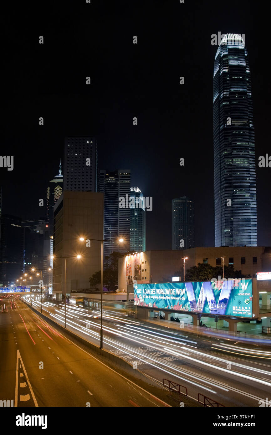 Il traffico in movimento scena notturna, il distretto centrale, Hong Kong, Cina Foto Stock