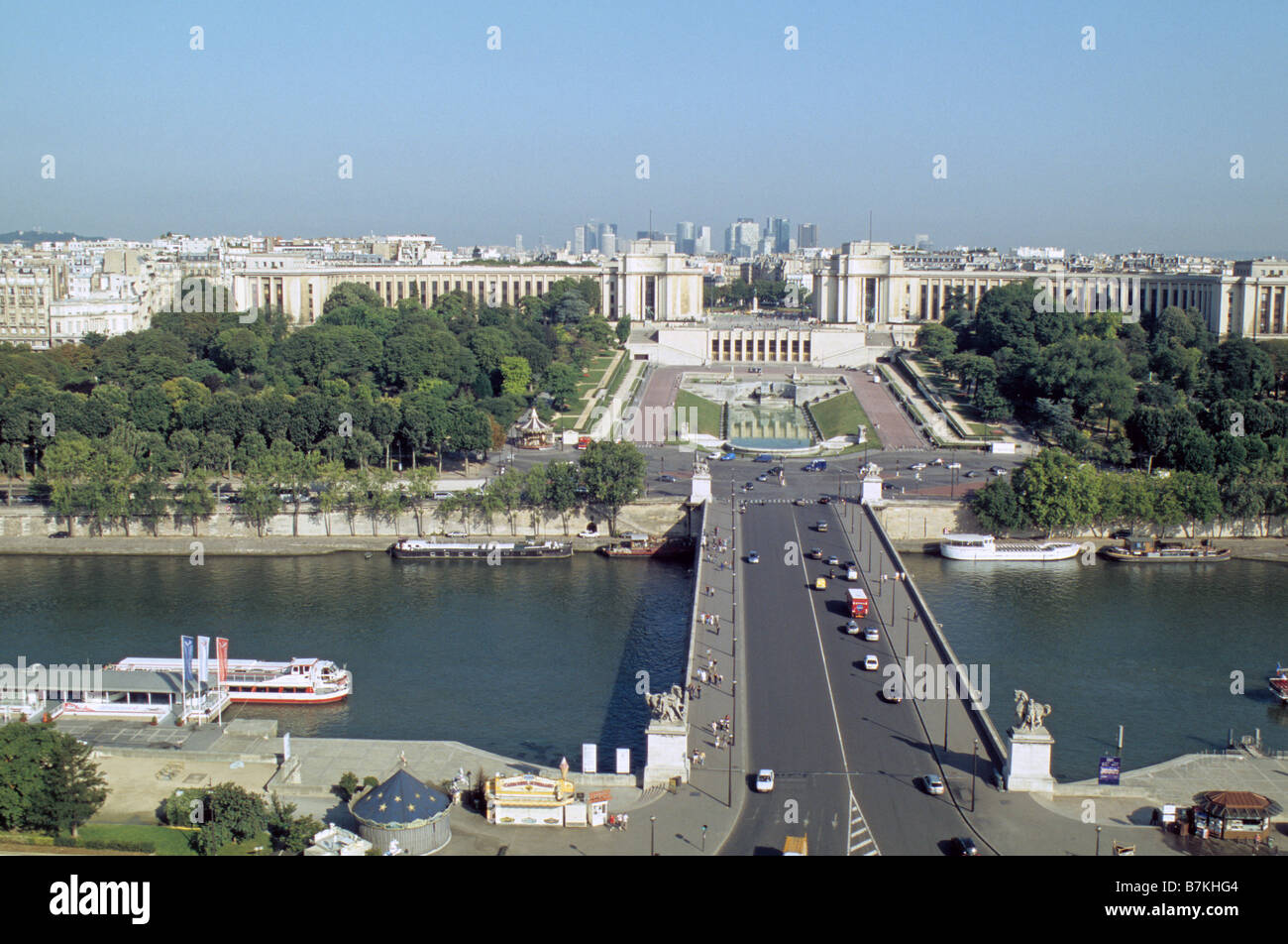 Parigi, il Palais de Chaillot, si vede attraverso la Senna dalla piattaforma più bassa della Torre Eiffel. Foto Stock