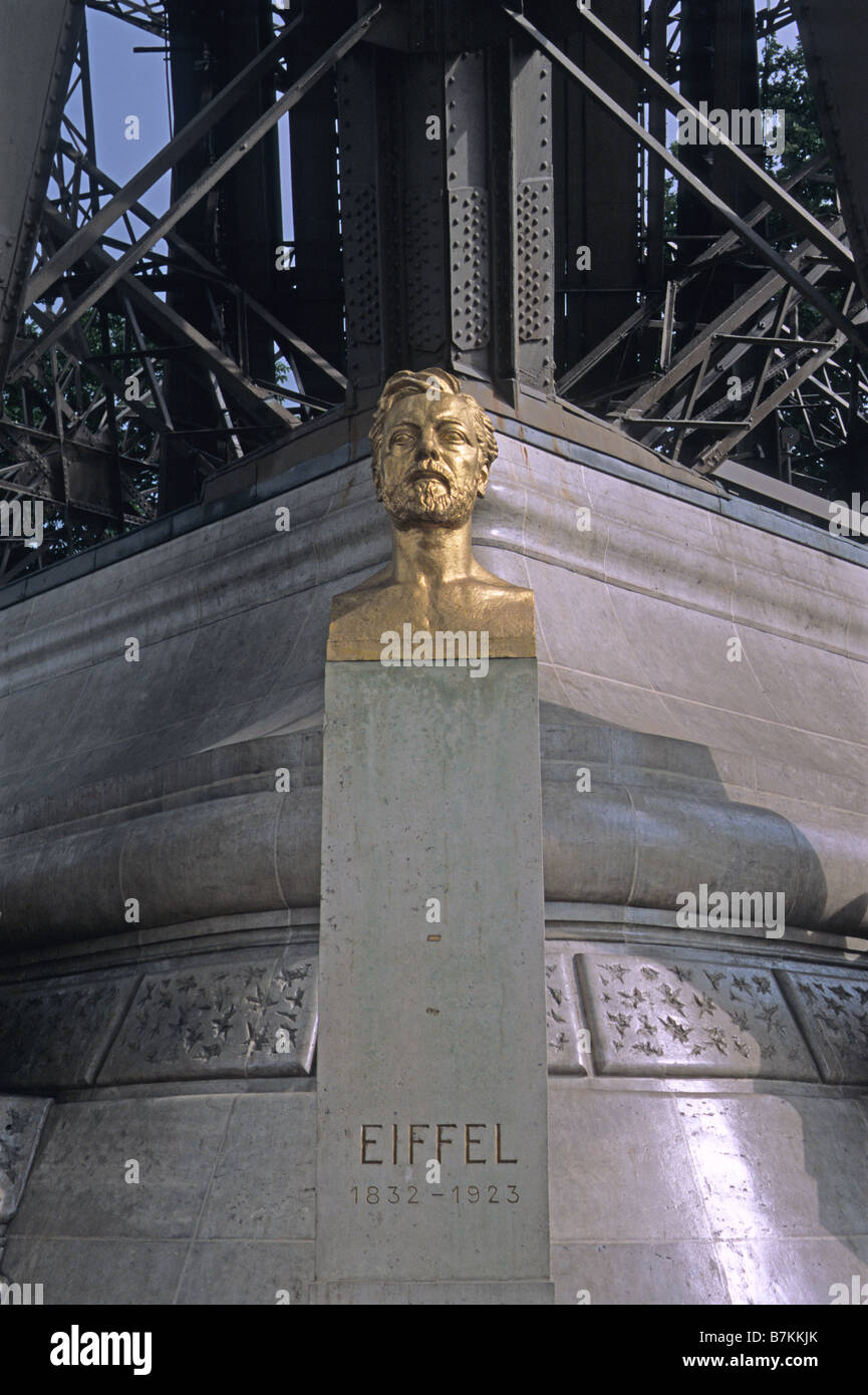 Parigi. Busto di Gustav Eiffel sotto la gamba del nord della Torre Eiffel. Foto Stock