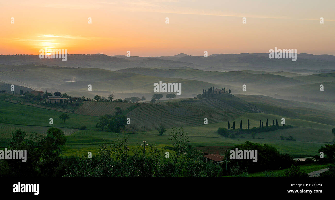 Sunrise e nebbia bassa al di sopra del Belvedere, Toscana, Italia Foto Stock