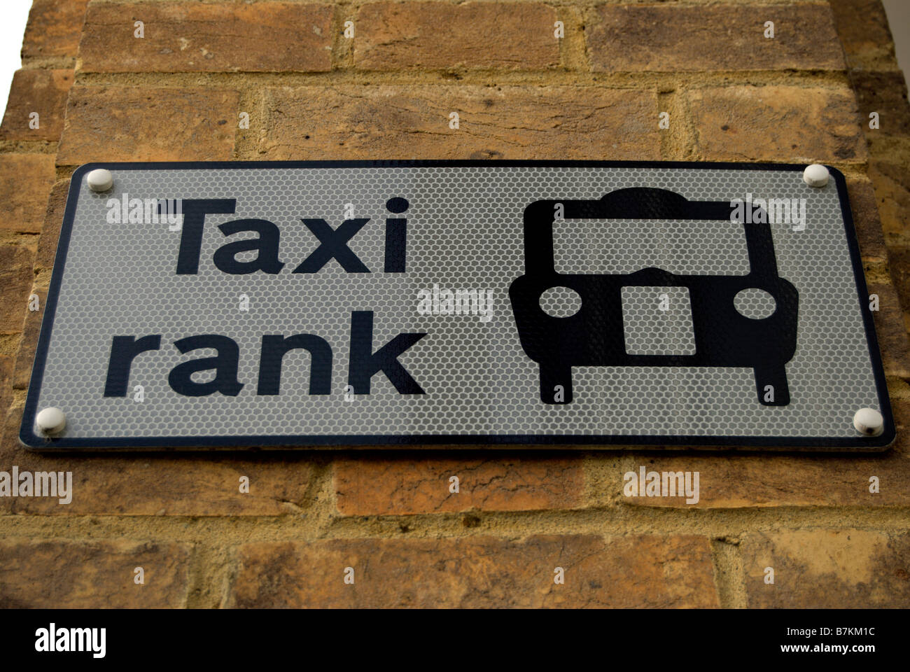 Taxi segno, con illustrazione di Londra taxi, su una parete a Kingston upon Thames Surrey, Inghilterra Foto Stock