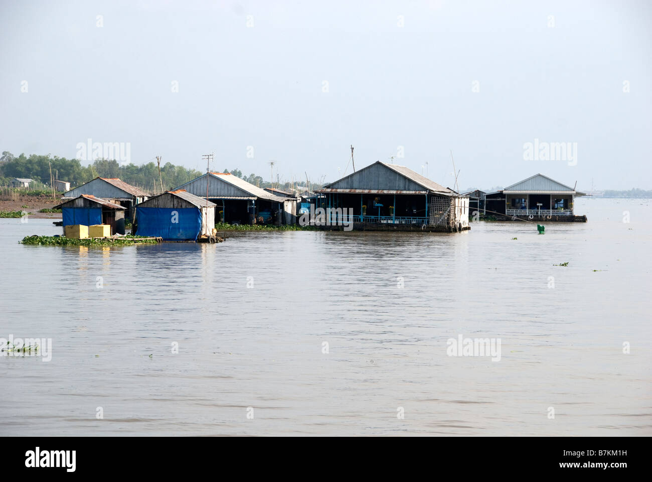 Le case galleggianti per i pescatori sul fiume Bassac vicino a Long Xuyen nella regione del Delta del Mekong del Vietnam Foto Stock